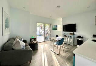 408 NW 28th St in Wilton Manors, FL - Building Photo - Building Photo