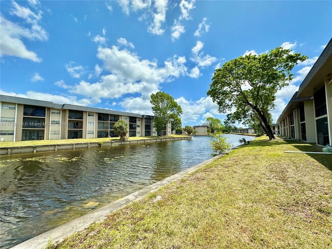 8051 S Colony Cir in Tamarac, FL - Building Photo - Building Photo