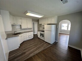 1210 Lindsey St in Denton, TX - Building Photo