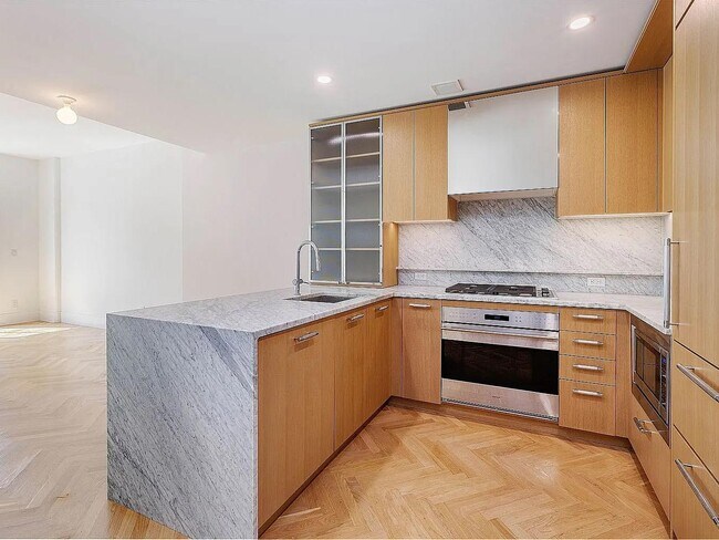 300 W 122nd St in New York, NY - Building Photo - Building Photo