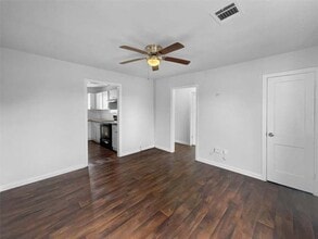 5109 Wilmington St, Unit 1-204 in Houston, TX - Building Photo - Building Photo