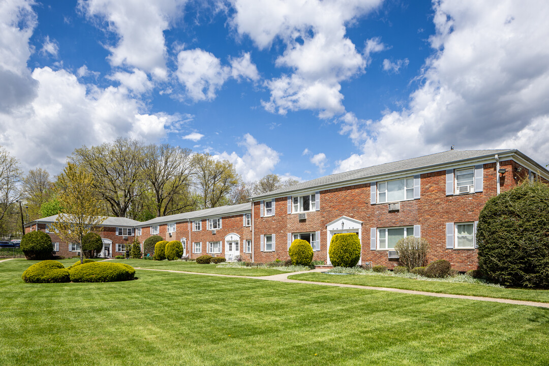 Cresmont Gardens in West Orange, NJ - Building Photo