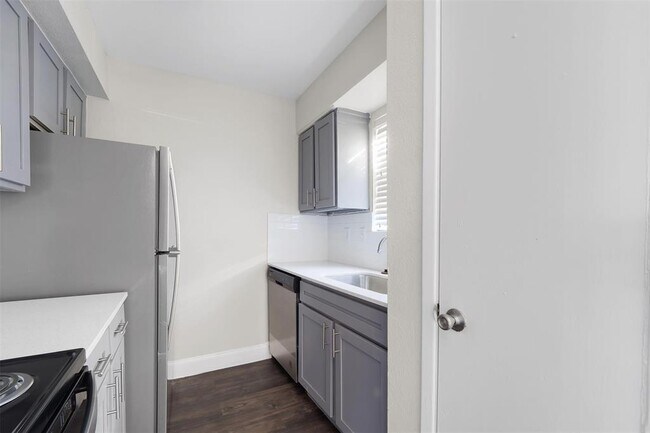 1000 Cypress Station Dr in Houston, TX - Building Photo - Building Photo