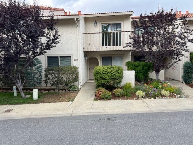 property at 102 Vía Lago