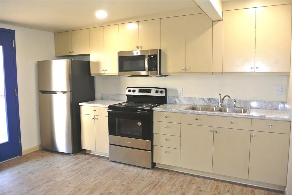 111 W 2nd St in Elgin, TX - Building Photo