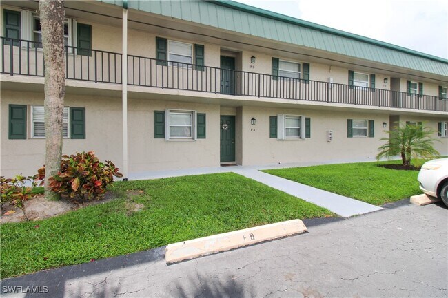 600 Valley Stream Dr in Naples, FL - Building Photo - Building Photo