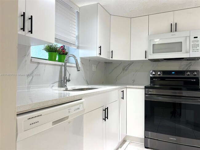 17801 N Bay Rd in Sunny Isles Beach, FL - Building Photo - Building Photo