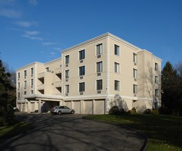 Greenwich Green in Old Greenwich, CT - Building Photo - Building Photo