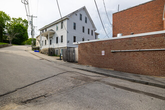 4 Chapel St in Newmarket, NH - Building Photo - Building Photo