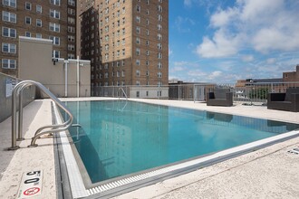 Coronado Place and Towers in St. Louis, MO - Foto de edificio - Building Photo