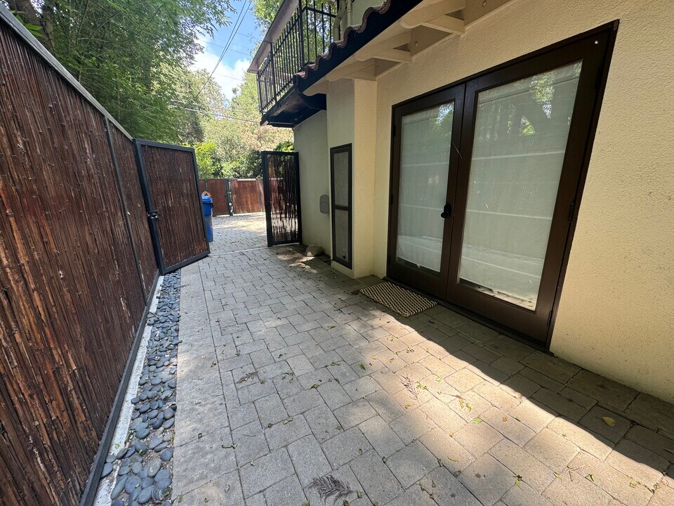 11930 Sunshine Ter, Unit Studio apartment in Studio City, CA - Building Photo
