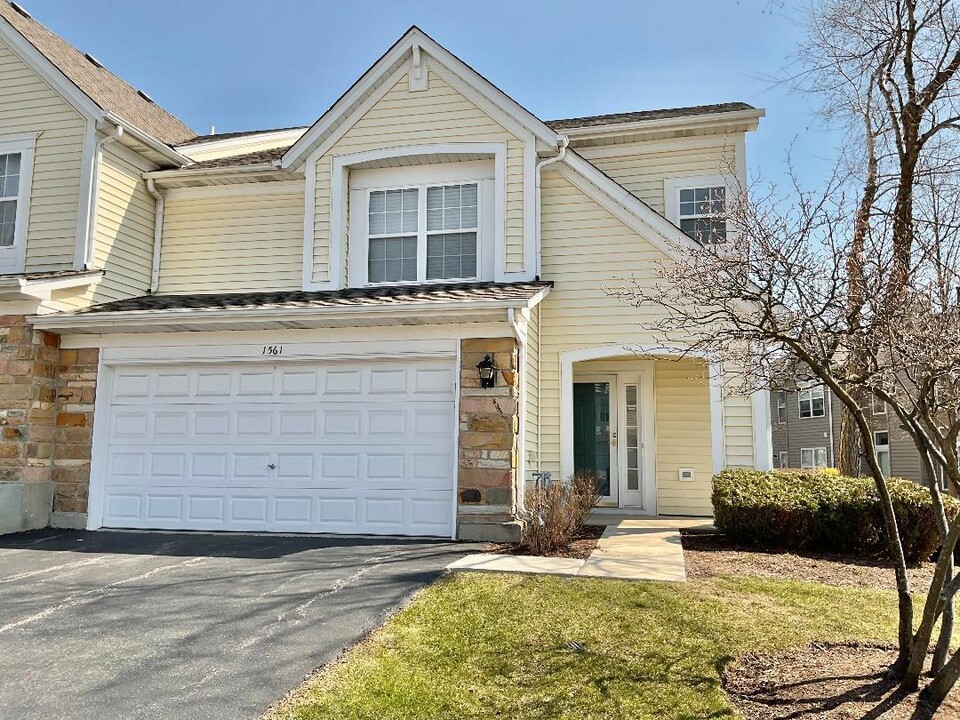 1561 E Baronet Ln in Palatine, IL - Foto de edificio