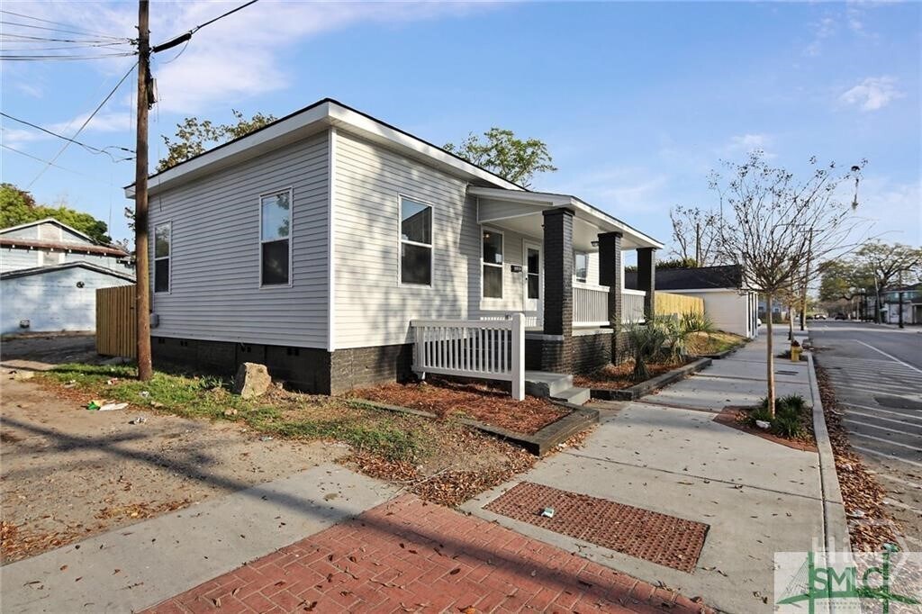 1011 W Waters Dr in Savannah, GA - Foto de edificio