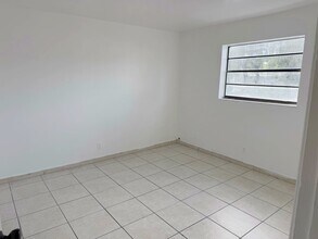 6151 Eaton St, Unit 13 in Hollywood, FL - Foto de edificio - Building Photo