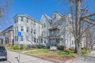 Highland Terrace Condominiums in Fall River, MA - Foto de edificio - Building Photo
