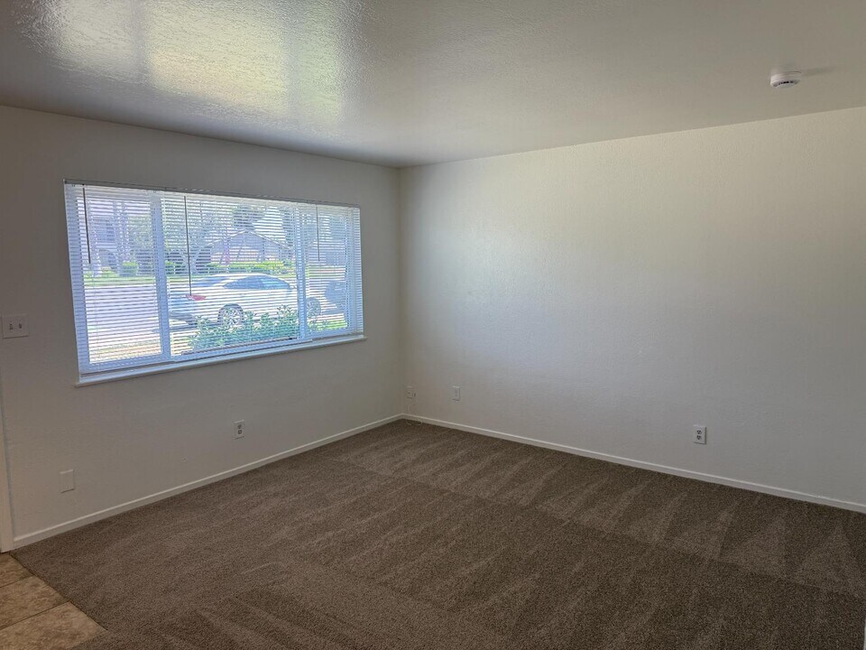 547 E Barstow Ave in Fresno, CA - Building Photo