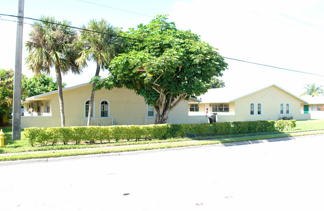 411 Banks Rd in Pompano Beach, FL - Building Photo - Building Photo