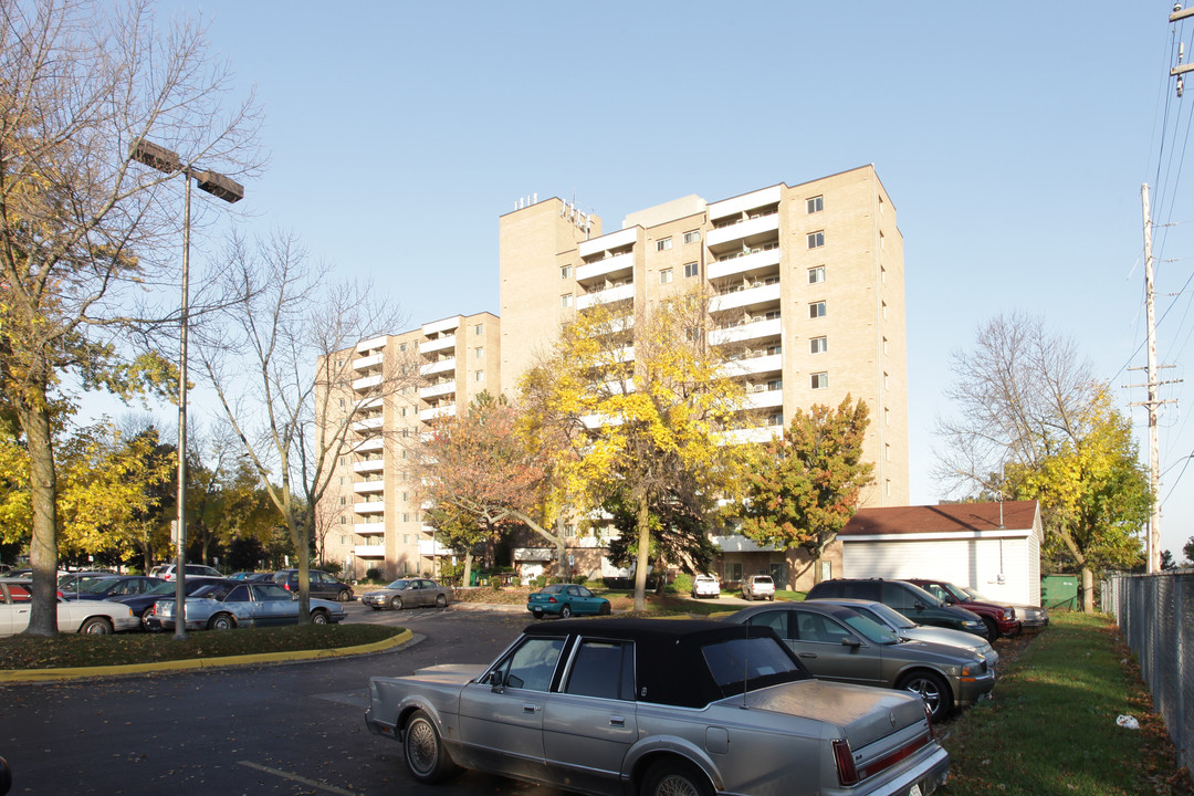 Bayview Tower Apartments in Muskegon, MI - Building Photo