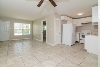 3812 Buckeye Cir in Sarasota, FL - Building Photo - Building Photo