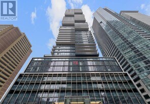 55 Charles St E in Toronto, ON - Building Photo