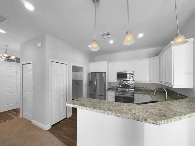 1045 James Dr in Poinciana, FL - Foto de edificio - Building Photo