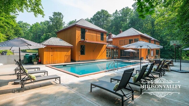 property at 101 S Manor Dr
