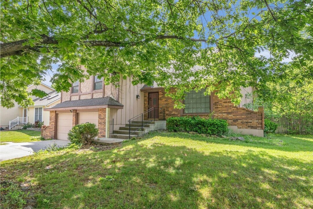 405 S Montclaire Dr in Olathe, KS - Building Photo