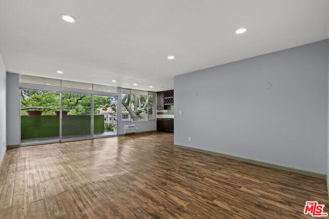 1200 Flores St in West Hollywood, CA - Building Photo - Building Photo