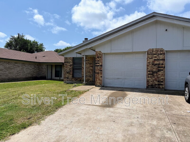 6845 S Creek Dr in Fort Worth, TX - Building Photo