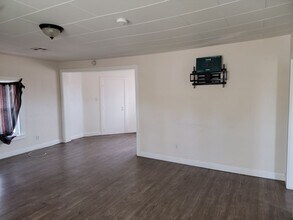 5040 Smoke Ranch Rd in Las Vegas, NV - Building Photo - Building Photo