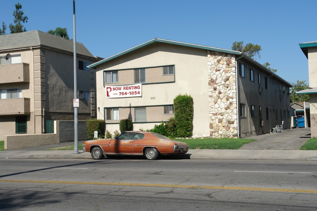 6851 Whitsett Ave in North Hollywood, CA - Foto de edificio