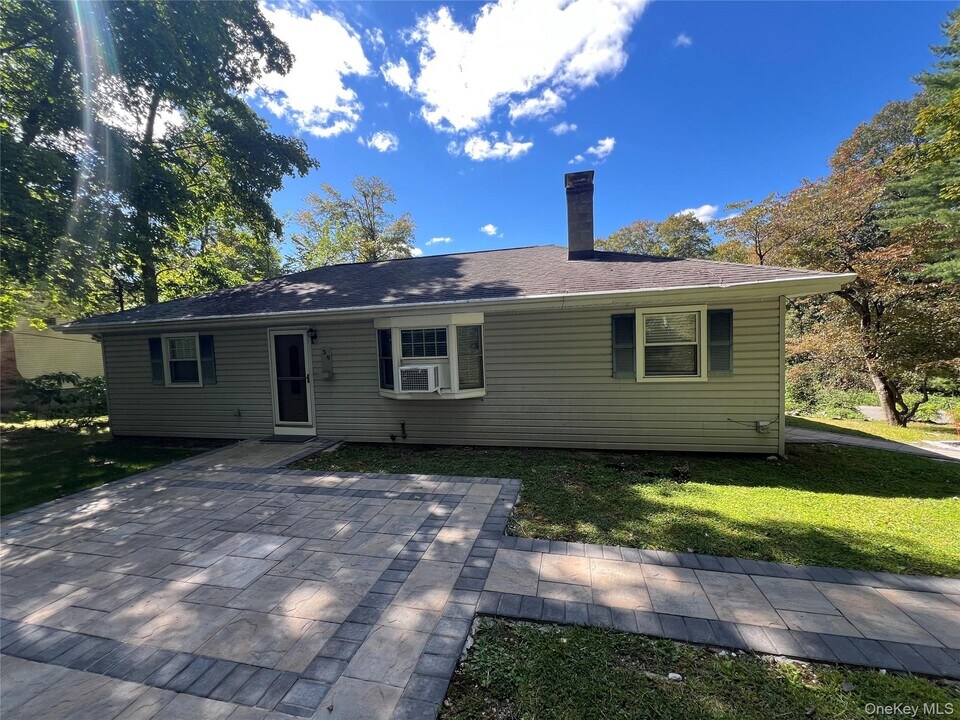 39 West Ave in Putnam Valley, NY - Building Photo