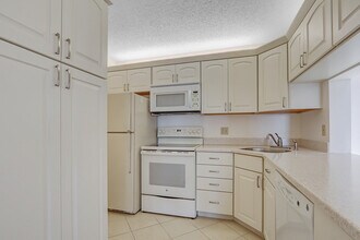 4468 NE Ocean Blvd in Jensen Beach, FL - Building Photo - Building Photo