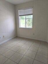7050 NW 177th St in Hialeah, FL - Foto de edificio - Building Photo