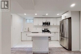 16 Litner Crescent in Georgina, ON - Building Photo - Building Photo