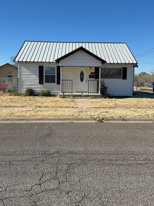 1821 Adams in Odessa, TX - Building Photo