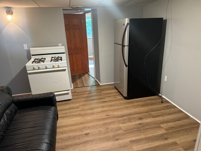 210 Locust Ave, Unit 4