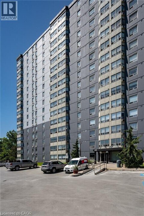 45 Pond Mills Rd in London, ON - Building Photo