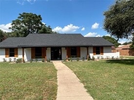 909 Highland Dr in Cleburne, TX - Building Photo