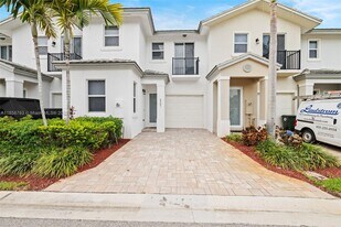 6907 Pines Cir in Coconut Creek, FL - Building Photo