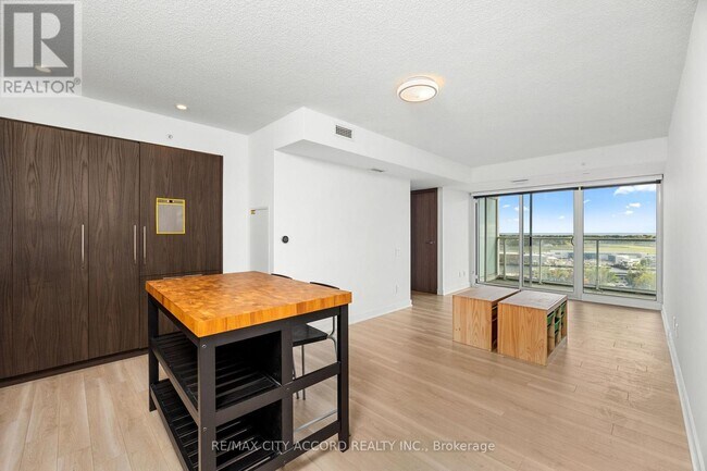 17 Bathurst St in Toronto, ON - Building Photo - Building Photo