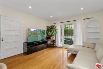 8474 Oakwood Ave in Los Angeles, CA - Building Photo - Building Photo
