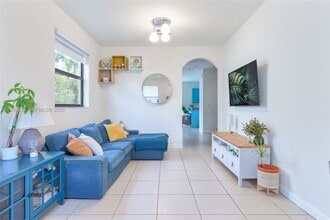 8885 NW 102nd St in Medley, FL - Foto de edificio - Building Photo