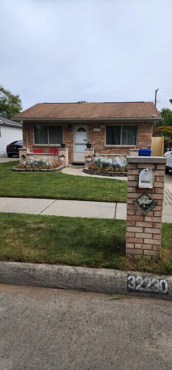 32230 Ruehle Ave in Warren, MI - Building Photo