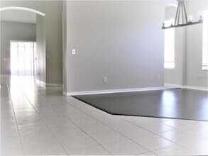 4635 Whispering Wind Ave in Tampa, FL - Building Photo - Building Photo