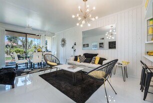 689 N Majorca Cir in Palm Springs, CA - Building Photo