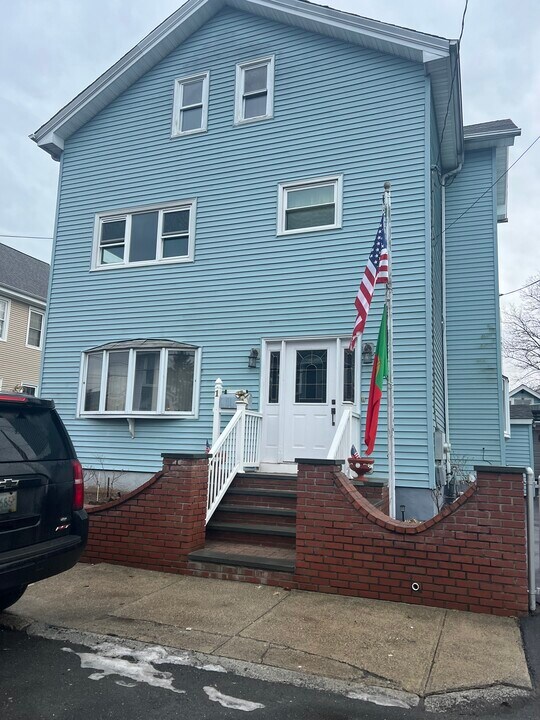 1 Leonard Ave, Unit 2 in East Providence, RI - Building Photo