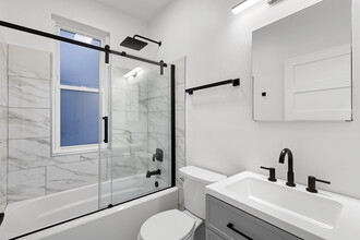2332-1 W Warren Blvd, Unit 1 in Chicago, IL - Building Photo - Building Photo
