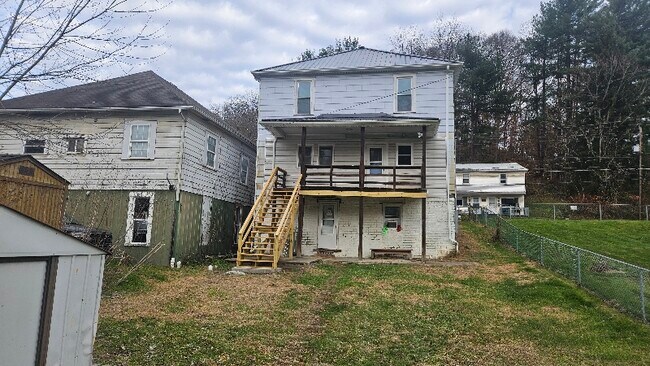 361 Fort St in Nelsonville, OH - Foto de edificio - Building Photo