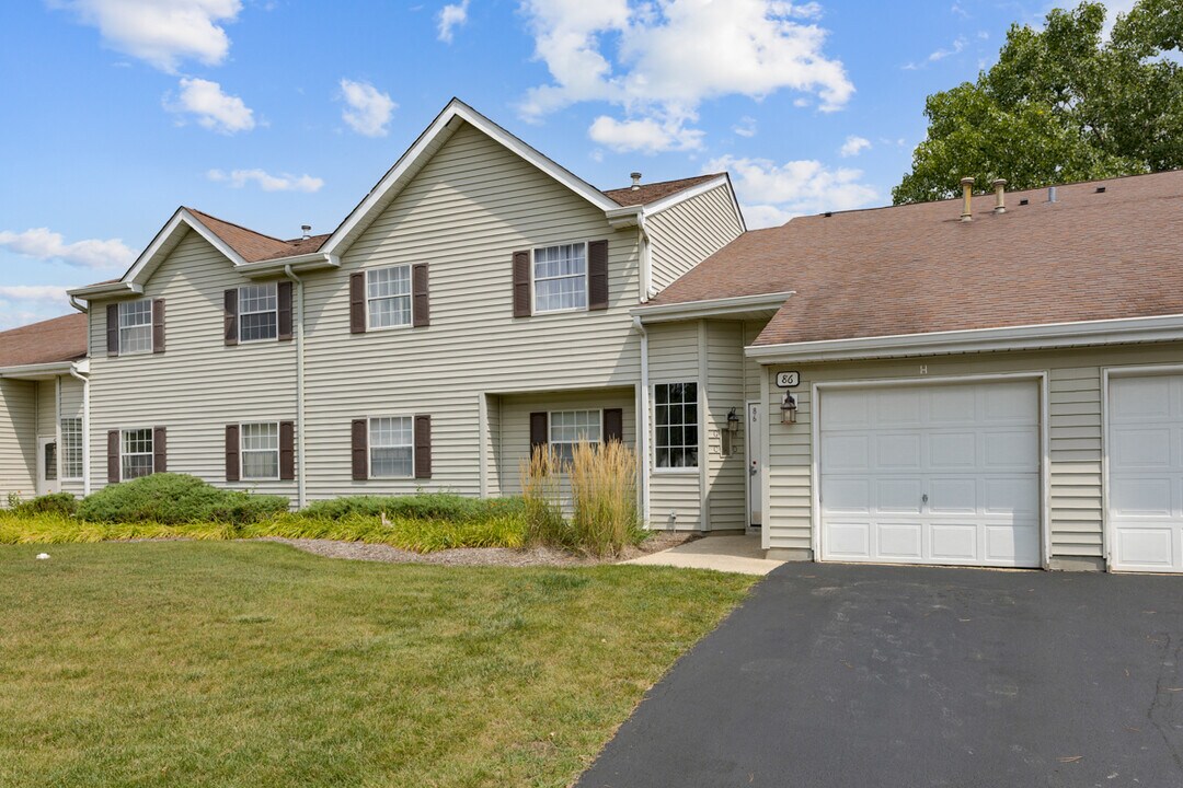 86 Gant Cir in Streamwood, IL - Building Photo